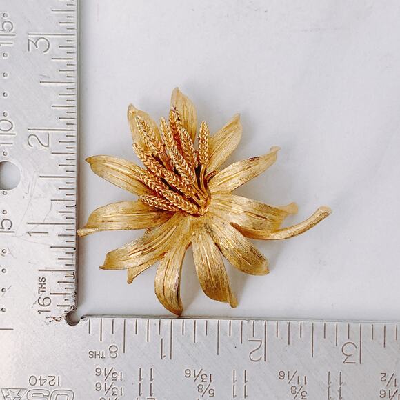 VTG Signed BSK Gold Tone Wheat and Lily Brooch, Mid-Century Floral Pin, 50s 60s - Picture 8 of 8